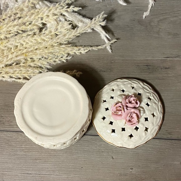 VINTAGE 1990s Large Porcelain Rose Trinket/Potpourri Box - Excellent Condition - Picture 4 of 4